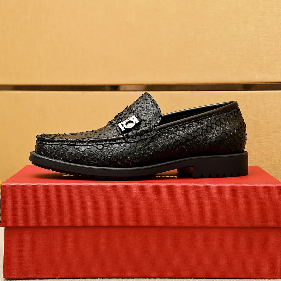 Men's shoes 💰520 💐 Product trademark: Ferragamo "Ferragamo" casual leather shoes Regular size: 38-44 (45.46🉑️customized) Product materials: Selected imported first-layer calfskin embossed upper + original hardware buckle, imported water-dyed cow leather lining. Strong three-dimensional visual effect, original outsole color: 1⃣️color optional